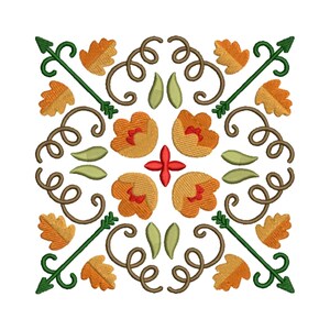 Op de afbeelding: Een vierkant ontwerp met een herhalend patroon van bruine spiralen, groene bladeren, oranje en gele bloemen en oranje en gele bladeren. Het ontwerp is symmetrisch en heeft een rustieke, herfstachtige uitstraling.