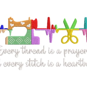 Könnte beinhalten: Farbenfrohes Stickdesign mit Nähmaschine, Schere und Herzschlaglinie. Der Text lautet: „Jeder Faden ist ein Gebet und jeder Stich ist ein Herzschlag.“ Das Design verwendet Orange, Grün, Lila, Gelb und Blau.