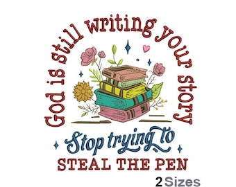 Puede incluir: Diseño bordado con una pila de libros y flores, rodeado de un círculo con el texto "Dios todavía está escribiendo tu historia" y "Deja de intentar robar la pluma".