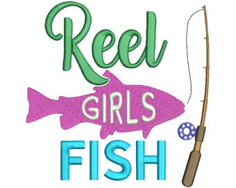 Może przedstawiać: Zielony tekst, który mówi "Reel Girls Fish" z różową sylwetką ryby i brązową wędką z niebieską kołowrotkiem.