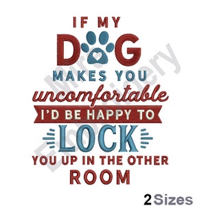 Puede incluir: Diseño de bordado rojo y azul con el texto "Si mi perro te hace sentir incómodo, me encantaría encerrarte en la otra habitación". El diseño también incluye una huella de pata con un corazón en el centro.