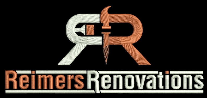 K&ouml;nnte beinhalten: Gesticktes Logo auf schwarzem Hintergrund. Das Logo zeigt die Buchstaben "RR" mit einem Hammer- und Nageldesign. Der Text "Reimers Renovations" befindet sich unter dem Logo in einem wei&szlig;en und orangefarbenen Farbschema.