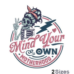 Pode incluir: Um desenho bordado em rosa e azul com um esqueleto com um sinal de paz, um raio e um coração. O texto "Mind Your Own Motherhood" está escrito em um círculo ao redor do esqueleto.