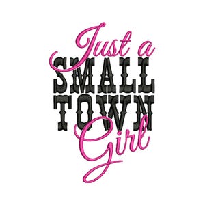 Puede incluir: Diseño de bordado negro y rosa con el texto "Just a Small Town Girl".