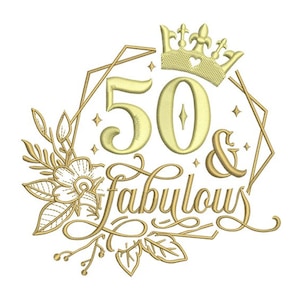 Könnte beinhalten: Goldene Stickerei mit der Zahl 50 und den Worten "& Fabulous" in einer dekorativen Schreibschrift. Das Design ist von einem geometrischen Rahmen und floralen Akzenten umgeben.