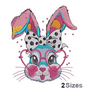 Könnte beinhalten: Ein farbenfrohes Stickmuster eines Hasengesichts mit rosa herzförmiger Brille, einer gepunkteten Schleife und rosa und gelben Akzenten auf den Ohren. Das Design enthält den Text "2 Sizes" unten.