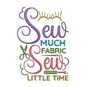Peut inclure: Broderie colorée avec le texte "Coudre beaucoup de tissu, coudre peu de temps". Le motif comprend une paire de ciseaux, une aiguille et du fil, et un petit rectangle vert.