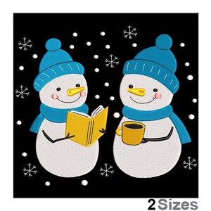 Op de afbeelding: Twee sneeuwpoppen, een leest een boek en de ander houdt een kopje koffie vast, tegen een zwarte achtergrond met witte sneeuwvlokken.