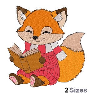 Op de afbeelding: Geborduurd ontwerp van een lachende vos die een boek leest. De vos is oranje en wit met een rood-wit gestreepte sjaal en een rode trui. Het boek is bruin. De tekst "2 Sizes" staat onderaan.