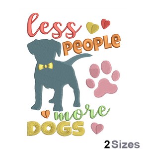 Op de afbeelding: Geborduurd ontwerp met een silhouet van een hond met een strikje, een pootprint en de tekst "Minder mensen, meer honden" met harten in verschillende kleuren.
