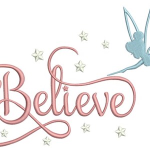 Könnte beinhalten: Gesticktes Design mit dem Wort "Believe" in rosa Schrift, einer hellblauen Fee und weißen Sternen. Ideal für Bastelprojekte. Das Design eignet sich für verschiedene Projekte.