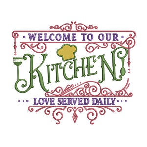 Può includere: Benvenuti nella nostra cucina! Amore servito quotidianamente. Un cartello verde e viola con un cappello da cuoco e una frusta, circondato da volute decorative.