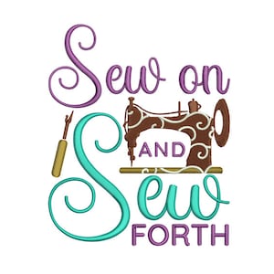 Puede incluir: Diseño de costura con el texto "Coser y coser adelante" en letras moradas y turquesa. Una máquina de coser vintage marrón se presenta en el centro del diseño.