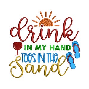 Op de afbeelding: Een kleurrijk borduurontwerp met de tekst "drink in my hand toes in the sand" met een zon, een wijnglas en slippers.