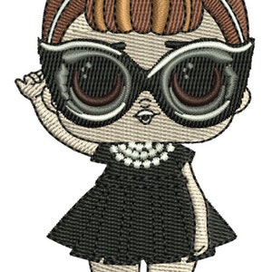 K&ouml;nnte beinhalten: Gestickte Puppe mit &uuml;bergro&szlig;er Sonnenbrille, schwarzem Kleid und Perlenkette. Die Puppe hat braunes Haar, das zu einem Dutt mit Tiara hochgesteckt ist. Die Puppe h&auml;lt eine Hand hoch.