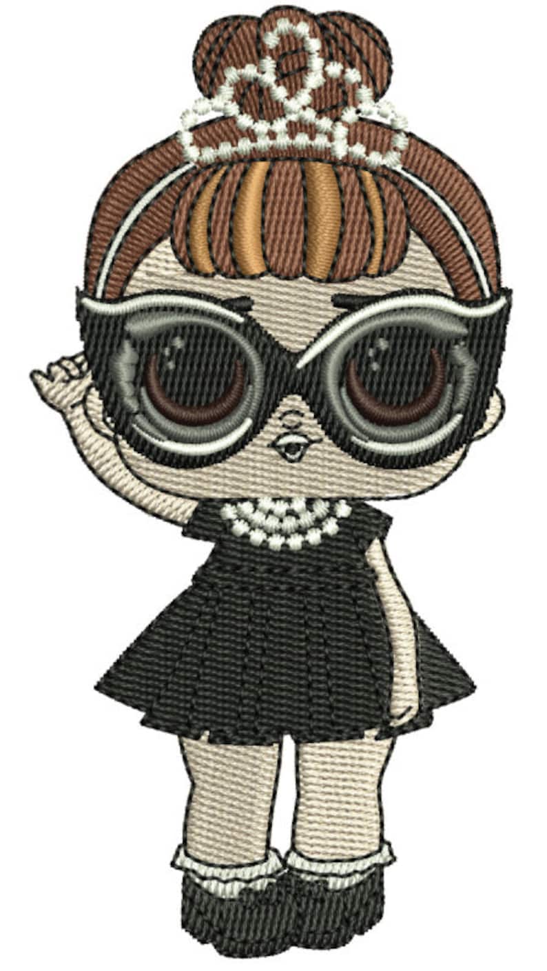 K&ouml;nnte beinhalten: Gestickte Puppe mit &uuml;bergro&szlig;er Sonnenbrille, schwarzem Kleid und Perlenkette. Die Puppe hat braunes Haar, das zu einem Dutt mit Tiara hochgesteckt ist. Die Puppe h&auml;lt eine Hand hoch.