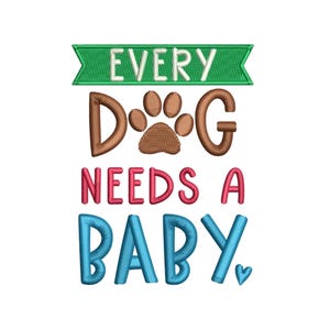 Op de afbeelding: Borduurwerk met de tekst "Every Dog Needs a Baby" in kleurrijke letters. Een bruine pootprint is opgenomen in het woord "Dog".