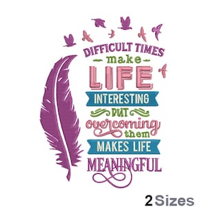 Könnte beinhalten: Stickerei mit einer lila Feder und dem Text "Schwierige Zeiten machen das Leben interessant, aber sie zu überwinden, macht das Leben sinnvoll".