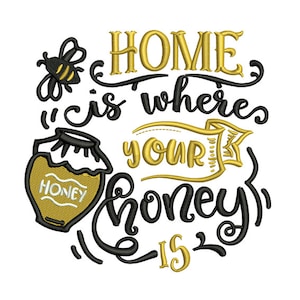 Op de afbeelding: Zwart en gouden borduurwerk met de tekst "Home is where your honey is". Het ontwerp bevat een honingpot, een bij en een banner.