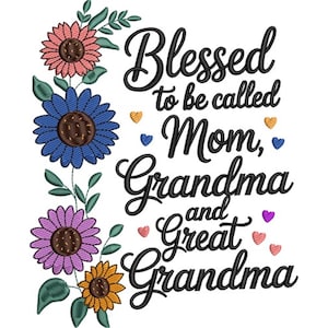 Könnte beinhalten: Gesticktes Design mit den Worten "Blessed to be called Mom, Grandma and Great Grandma" in schwarzer Schrift. Bunte Sonnenblumen in Rosa, Blau, Lila und Gelb mit grünen Blättern und kleinen Herzakzenten.