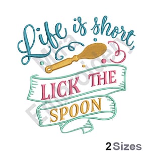 Könnte beinhalten: Stickerei mit einem blauen und grünen Bandbanner, auf dem "Das Leben ist kurz, löffele die Suppe" steht. Ein goldener Löffel befindet sich über dem Banner.