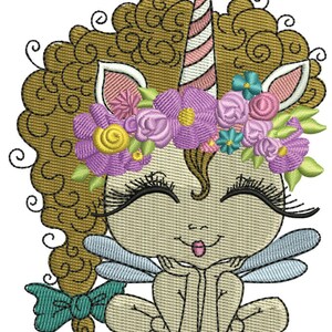 K&ouml;nnte beinhalten: Gesticktes Design einer skurrilen Einhornfee. Das Einhorn hat eine lockige braune M&auml;hne, ein gestreiftes Horn und einen Blumenkranz mit lila, rosa und gelben Blumen. Es hat blaue Feenfl&uuml;gel und eine t&uuml;rkisfarbene Schleife.