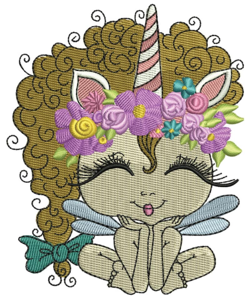 K&ouml;nnte beinhalten: Gesticktes Design einer skurrilen Einhornfee. Das Einhorn hat eine lockige braune M&auml;hne, ein gestreiftes Horn und einen Blumenkranz mit lila, rosa und gelben Blumen. Es hat blaue Feenfl&uuml;gel und eine t&uuml;rkisfarbene Schleife.