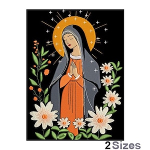 Puede incluir: Diseño bordado de la Virgen María con una túnica azul y un halo, rezando con las manos juntas. Está rodeada de flores blancas con centros amarillos sobre un fondo negro.