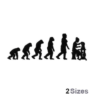 Op de afbeelding: Zwart silhouet borduurontwerp dat de menselijke evolutie weergeeft, eindigend met een persoon aan een pottenbakkerswiel. Het ontwerp staat op een witte achtergrond. De tekst "2 Sizes" staat onderaan.