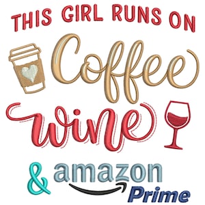 Può includere: Design ricamato con la scritta "THIS GIRL RUNS ON Coffee Wine & amazon Prime". Il design include una tazza di caffè, un bicchiere di vino e il logo Amazon Prime, il tutto in vari colori.