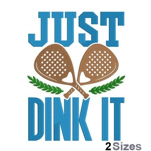 Puede incluir: Diseño de bordado azul y marrón con dos raquetas de pádel cruzadas con hojas verdes y el texto "JUST DINK IT" en azul.