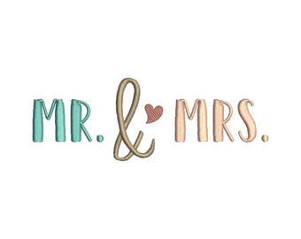 Puede incluir: Un "MR." azul turquesa y un "MRS." melocotón con una ampersand marrón y un pequeño corazón rojo en medio.