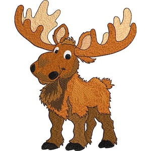 Op de afbeelding: Een geborduurde cartoon eland met grote geweien. De eland is voornamelijk bruin met lichtbruine accenten op de geweien. Hij heeft een vriendelijke uitdrukking en staat op een witte achtergrond.