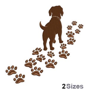 Puede incluir: Silueta marrón de un perro con collar, alejándose del espectador, dejando un rastro de huellas de patas marrones. El texto "2 Sizes" está en la parte inferior, indicando los tamaños disponibles.