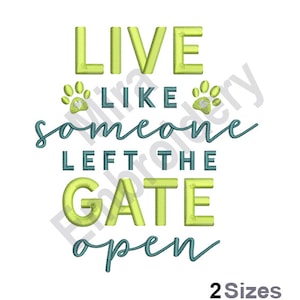 Op de afbeelding: Borduurontwerp in groen en blauw met de tekst "Live like someone left the gate open" en twee poot afdrukken.