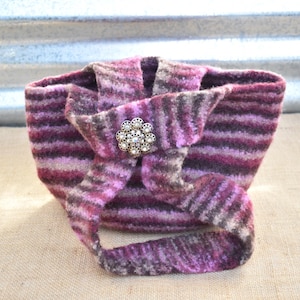 Coole handgemachte gestrickte Wolle Boho Chic Schultertasche Burgund / Pink / Taupe Streifen Krawattenknoten & Vintage Strass Anhänger Akzent