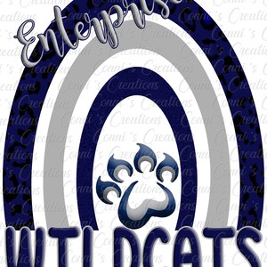 Puede incluir: Un arcoíris azul y blanco con las palabras "Enterprise Wildcats" y una huella de pata en el centro. El arcoíris está decorado con un estampado de leopardo negro y blanco.