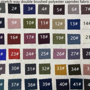 Pode incluir: Uma carta de amostras de 42 cores diferentes de tecido de poliéster escovado duplo de quatro vias de estiramento e spandex. O tecido é macio, confortável e perfeito para uma variedade de projetos.