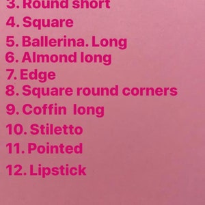 K&ouml;nnte beinhalten: Rosa Hintergrund mit einer Liste von Nagelform-Optionen in wei&szlig;em Text. Die Liste enth&auml;lt Almond short, Round long, Round short, Square, Ballerina long, Almond long, Edge, Square round corners, Coffin long, Stiletto, Pointed und Lipstick.