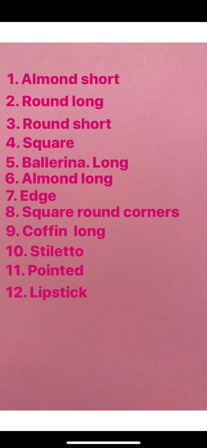 K&ouml;nnte beinhalten: Rosa Hintergrund mit einer Liste von Nagelform-Optionen in wei&szlig;em Text. Die Liste enth&auml;lt Almond short, Round long, Round short, Square, Ballerina long, Almond long, Edge, Square round corners, Coffin long, Stiletto, Pointed und Lipstick.