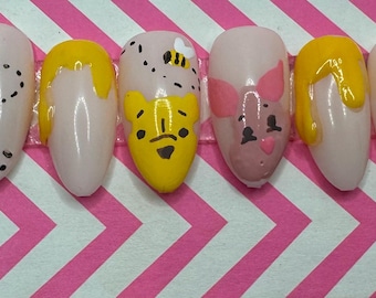 Conjunto de unhas inspirado no Ursinho Pooh e no Leitão
