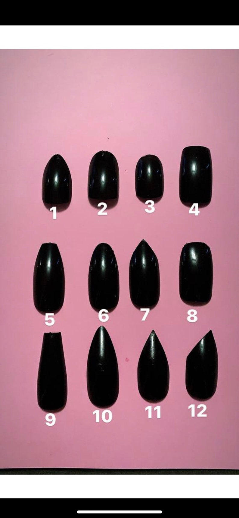 K&ouml;nnte beinhalten: Eine Sammlung von zw&ouml;lf gl&auml;nzend schwarzen Kunstn&auml;geln in verschiedenen Formen, darunter oval, mandelf&ouml;rmig und quadratisch, angeordnet auf einem rosa Hintergrund. Jeder Nagel ist zur einfachen Auswahl nummeriert.
