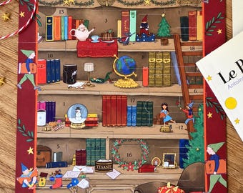 Op de afbeelding: Een rechthoekige adventskalender met een gedetailleerde illustratie van een bibliotheek met planken, boeken, een wereldbol, een theeservies en kleine elfen. De bovenste banner toont de tekst La bibliothèque des lutins. De scène bevat genummerde deurtjes.