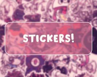 Pode incluir: Uma coleção de autocolantes coloridos com vários designs de personagens em estilo anime. A palavra "STICKERS!" é exibida em texto branco sobre um fundo retangular rosa. Os autocolantes apresentam uma variedade de cores e estilos.