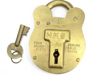 Candado antiguo inglés HMS vintage con llave de latón macizo, herrajes marítimos del Almirantazgo, decoración náutica