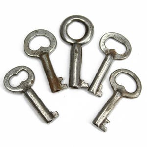 Small Vintage Skeleton Keys, Set of 5, Keys for Jewelry and Altered Art