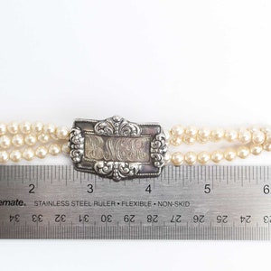 Armband med monogram i konstpärlor, 18 cm långt, pärlsmycken för bröllop, dödsbo bild 8