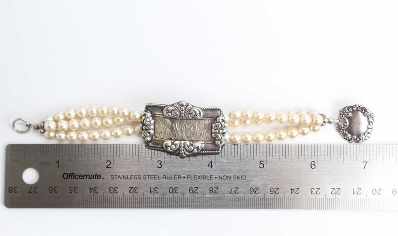 Armband med monogram i konstpärlor, 18 cm långt, pärlsmycken för bröllop, dödsbo bild 8