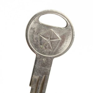 Chave de carro Chrysler vintage, logotipo Pentastar