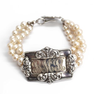 Armband med monogram i konstpärlor, 18 cm långt, pärlsmycken för bröllop, dödsbo bild 1